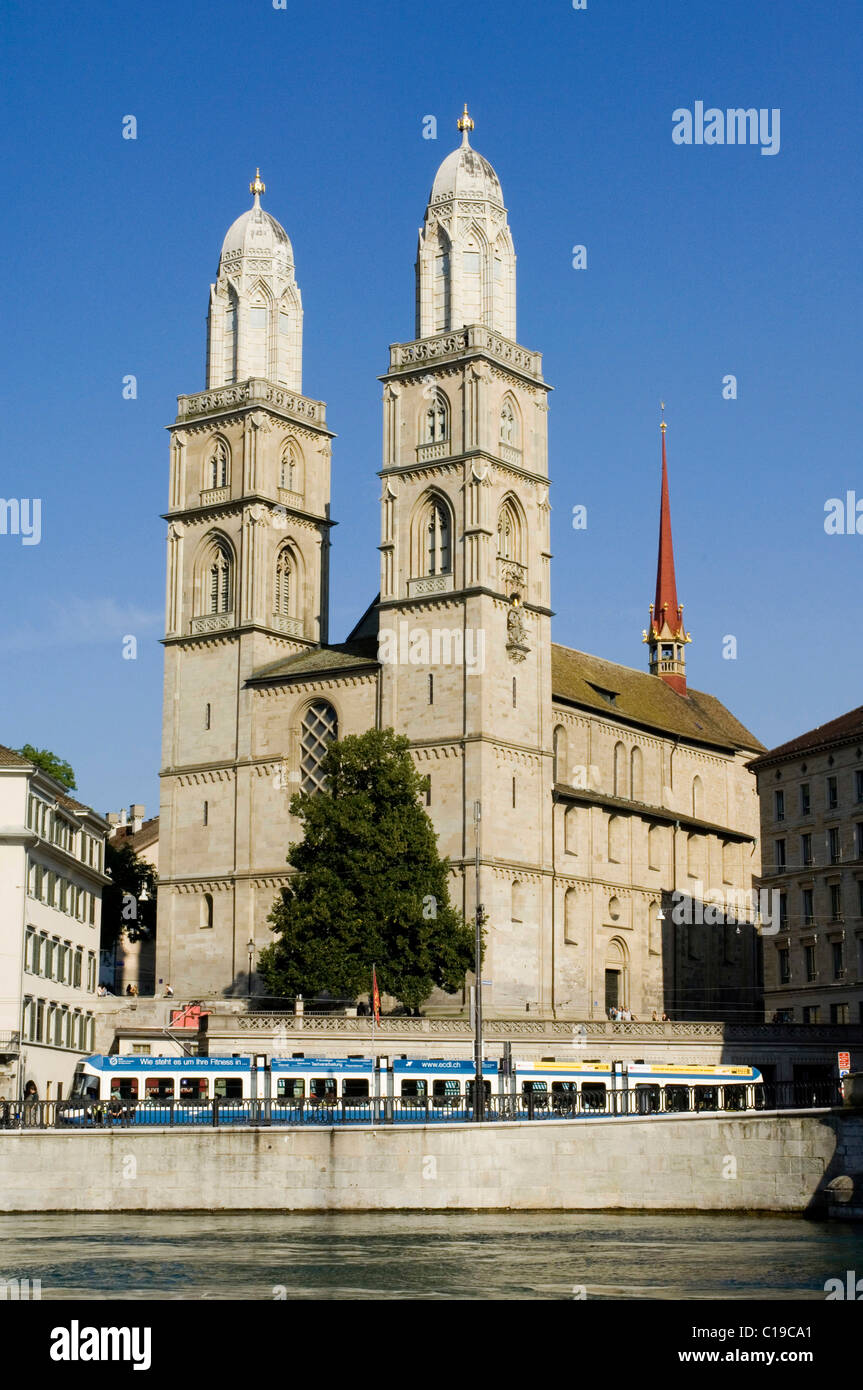 Torri gemelle della Chiesa Grossmuenster, il simbolo della città di Zurigo, Svizzera, Europa Foto Stock