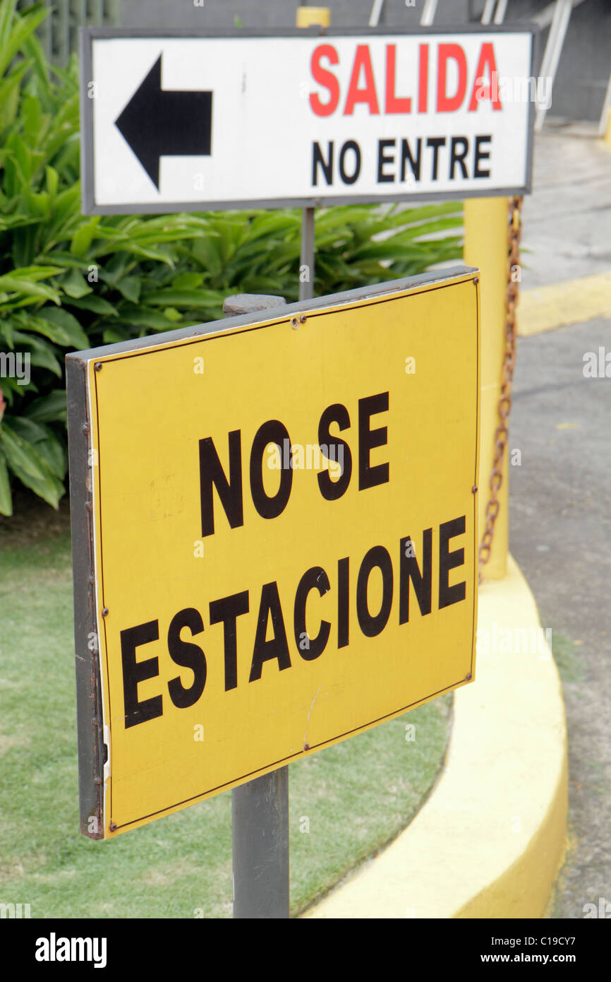 Panama,America Latina,America centrale,Città di Panama,Marbella,traffico,strada,cartello,lingua spagnola,bilingue,senza parcheggio,non parcheggiare,uscita,freccia,marciapiede giallo,North Pan Foto Stock