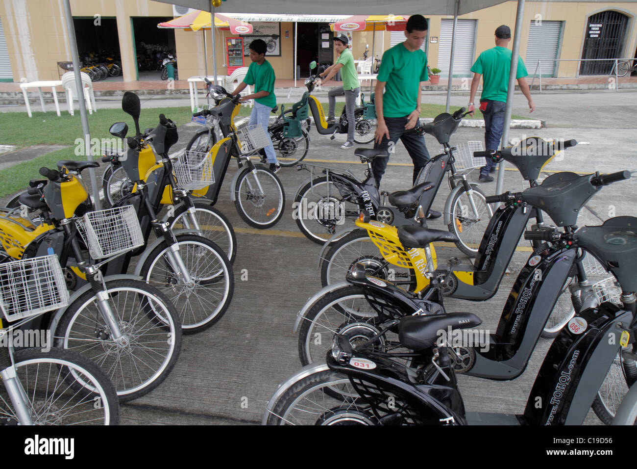 Panama,America Latina,America Centrale,Città di Panama,Amador,noleggio biciclette elettriche,in affitto,bici,trasporto alternativo,ricreazione,teen teen teen teen teen teen ag ispanico Foto Stock