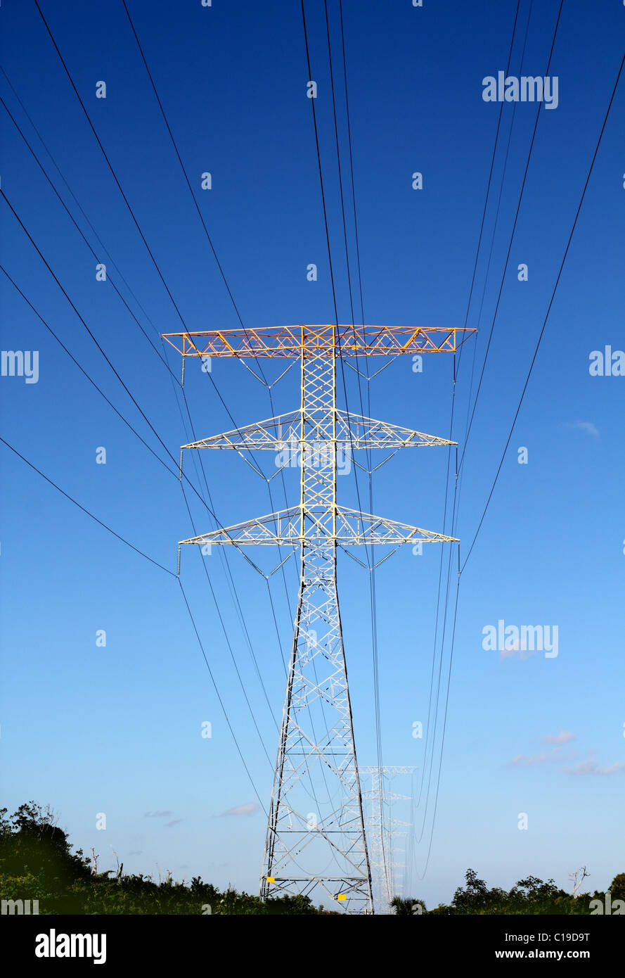 Elettriche ad alta struttura torre sul cielo blu Foto Stock