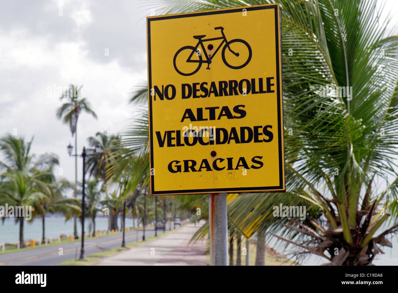 Panama,America Latina,America Centrale,Città di Panama,Via Causeway Amador,Calzada de Amador,Bahia de Panama,canale di Panama,pista ciclabile,parco,passerella,cartello,no alta velocità,lento Foto Stock