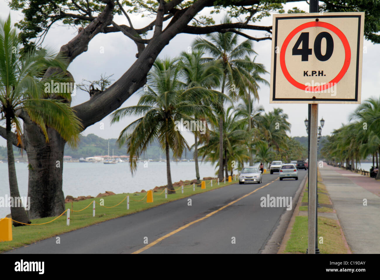 Panama,America Latina,America Centrale,Città di Panama,Via Causeway Amador,Calzada de Amador,Bahia de Panama,canale di Panama,strada,auto,auto,parcheggio lineare,percorso,passerella,tr Foto Stock