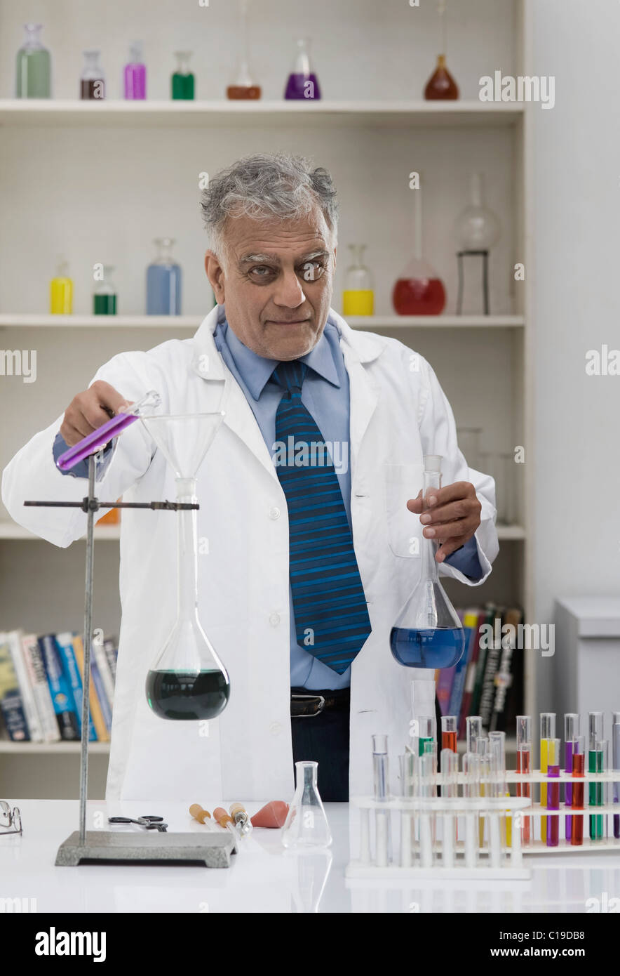 Scienziato facendo esperimento scientifico in un laboratorio Foto Stock