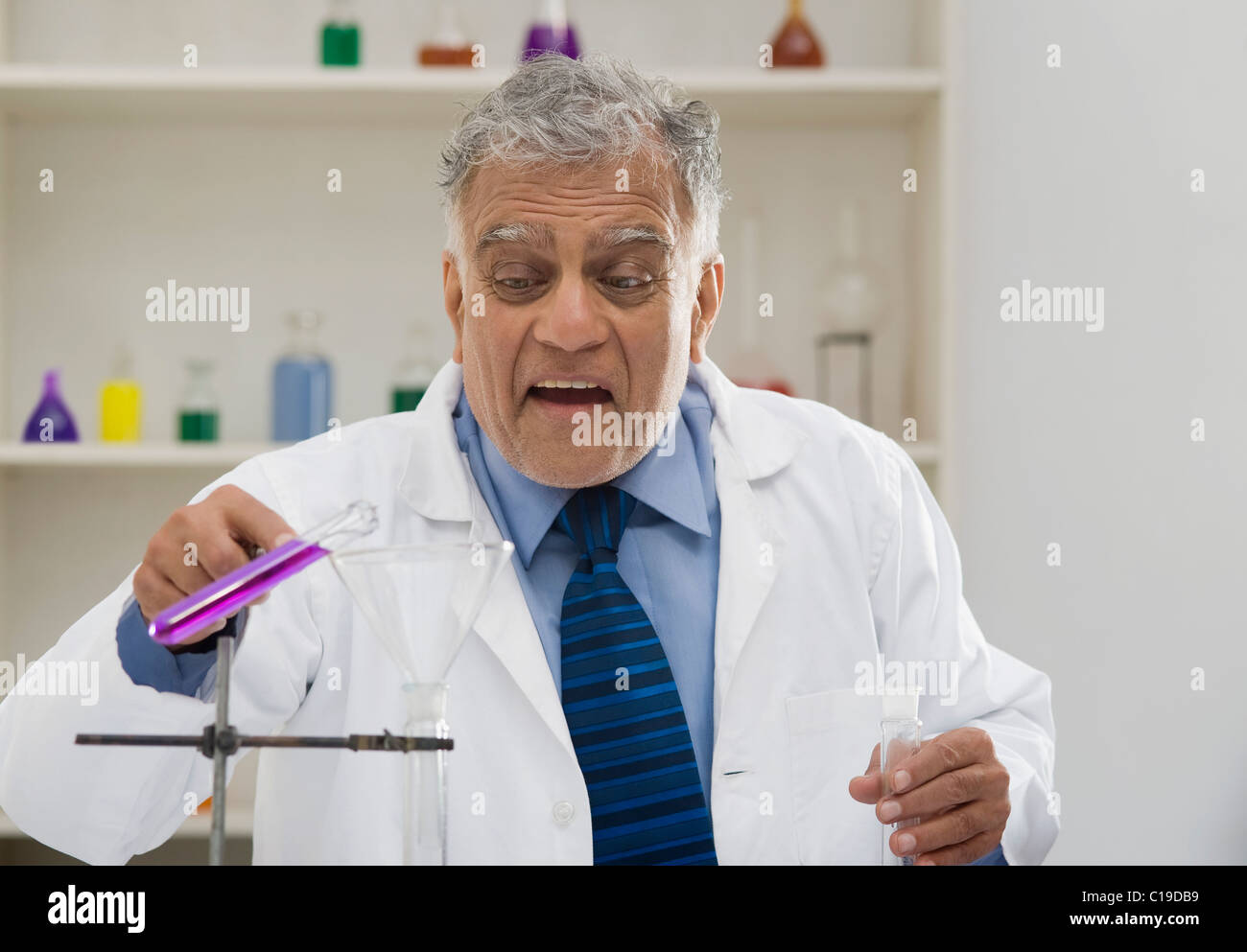 Scienziato facendo esperimento scientifico in un laboratorio Foto Stock