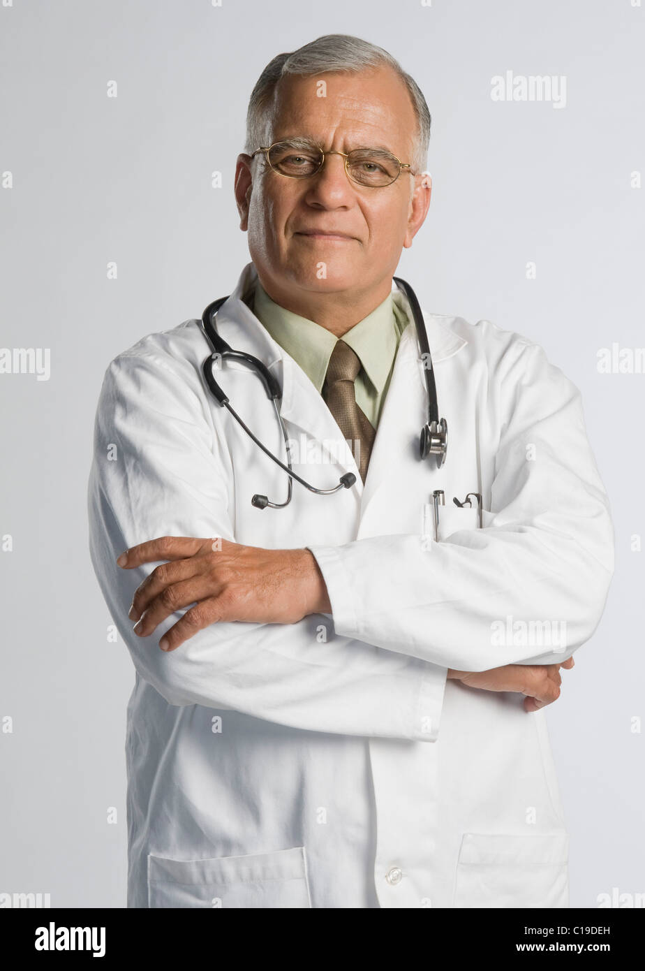 Ritratto di un medico con le braccia incrociate Foto Stock