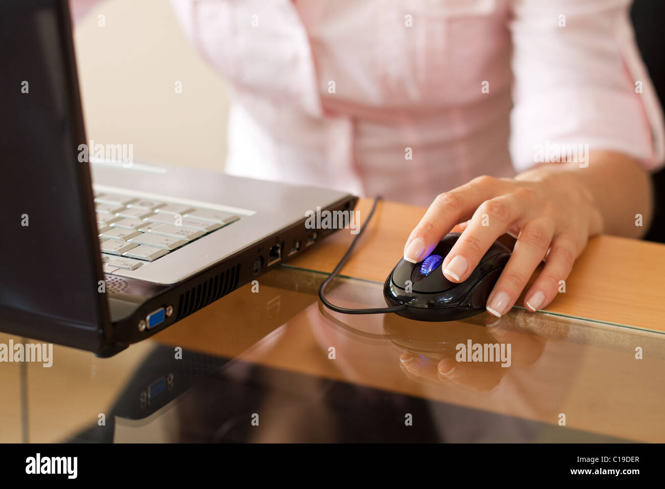 Donna di lavorare sul suo computer portatile Foto Stock