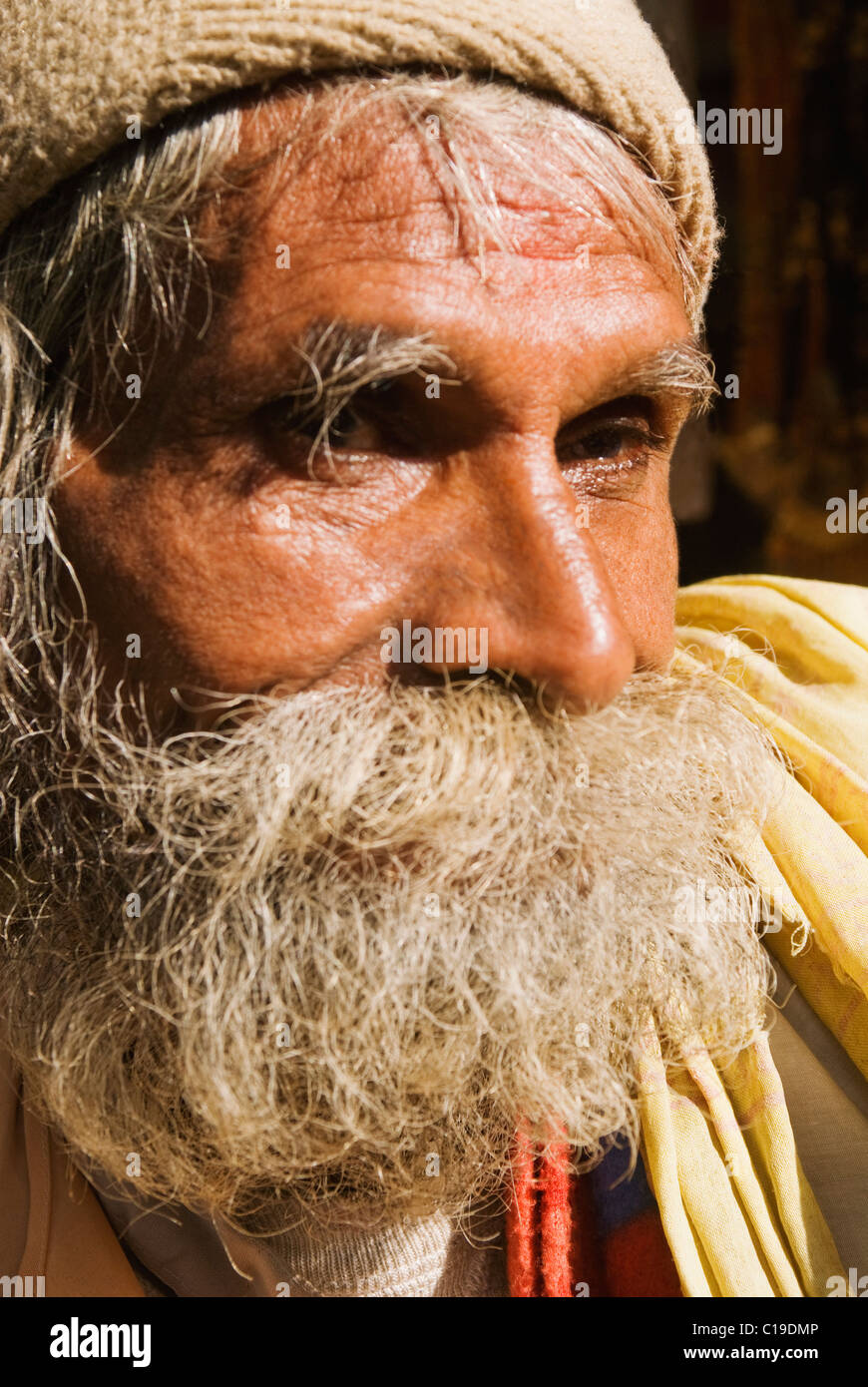 Close-up di un uomo di pensiero, Haridwar, Uttarakhand, India Foto Stock