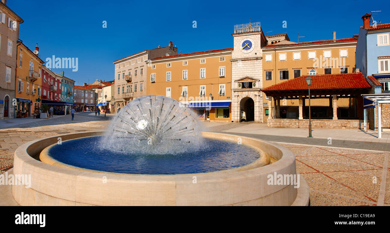 Cherso Città Vecchia porto con piccolo locale fising barche, isola di Cres, Croazia Foto Stock