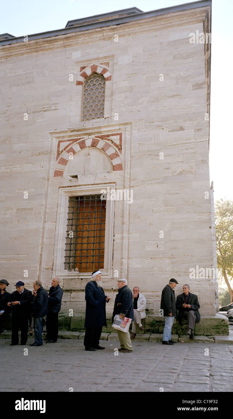 Uomini a raccogliere il mercato delle pulci in Piazza Beyazit ( Beyazit Meydani ) al di fuori della Moschea Beyazit ad Istanbul in Turchia. Foto Stock