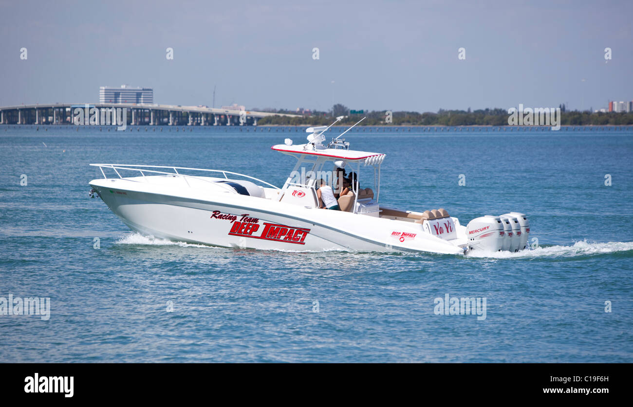 Passando di barca in mare, Miami Beach, Florida, Stati Uniti d'America Foto Stock