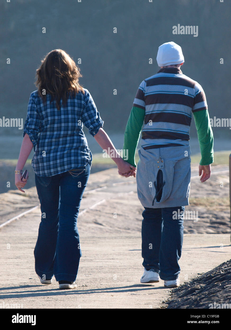 Giovane amore, coppia giovane Holding Hands, REGNO UNITO Foto Stock