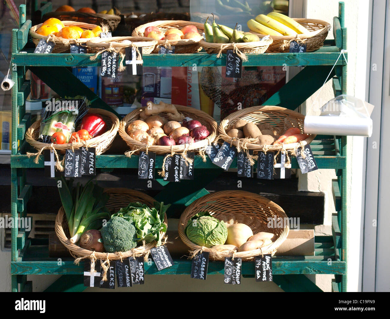 Visualizzazione di verdure al di fuori di un verde fruttivendolo, Cornwall, Regno Unito Foto Stock