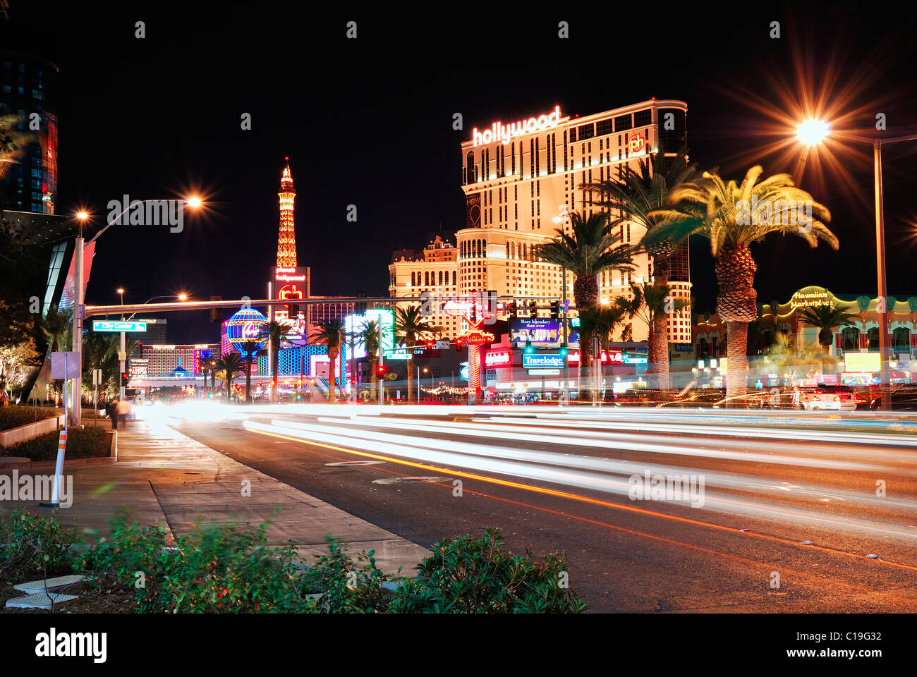 Las Vegas strip scena notturna con la Torre Eiffel e l'Hollywood Casino Hotel Foto Stock