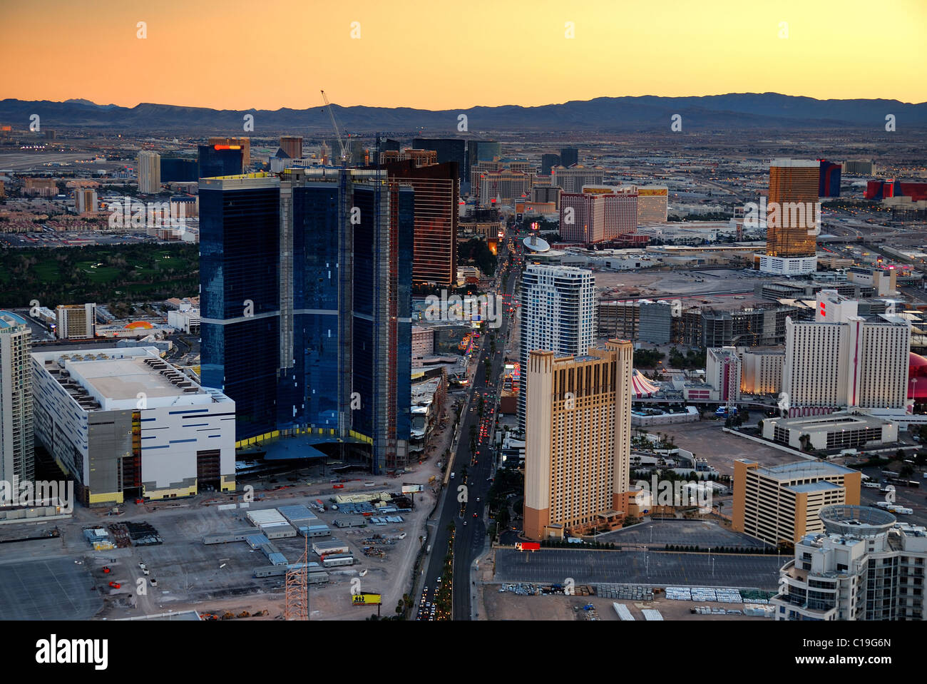 Il Las Vegas Strip è di 3,8 miglia in primo piano con il world class hotel e casinò. Las Vegas, Nevada. Foto Stock