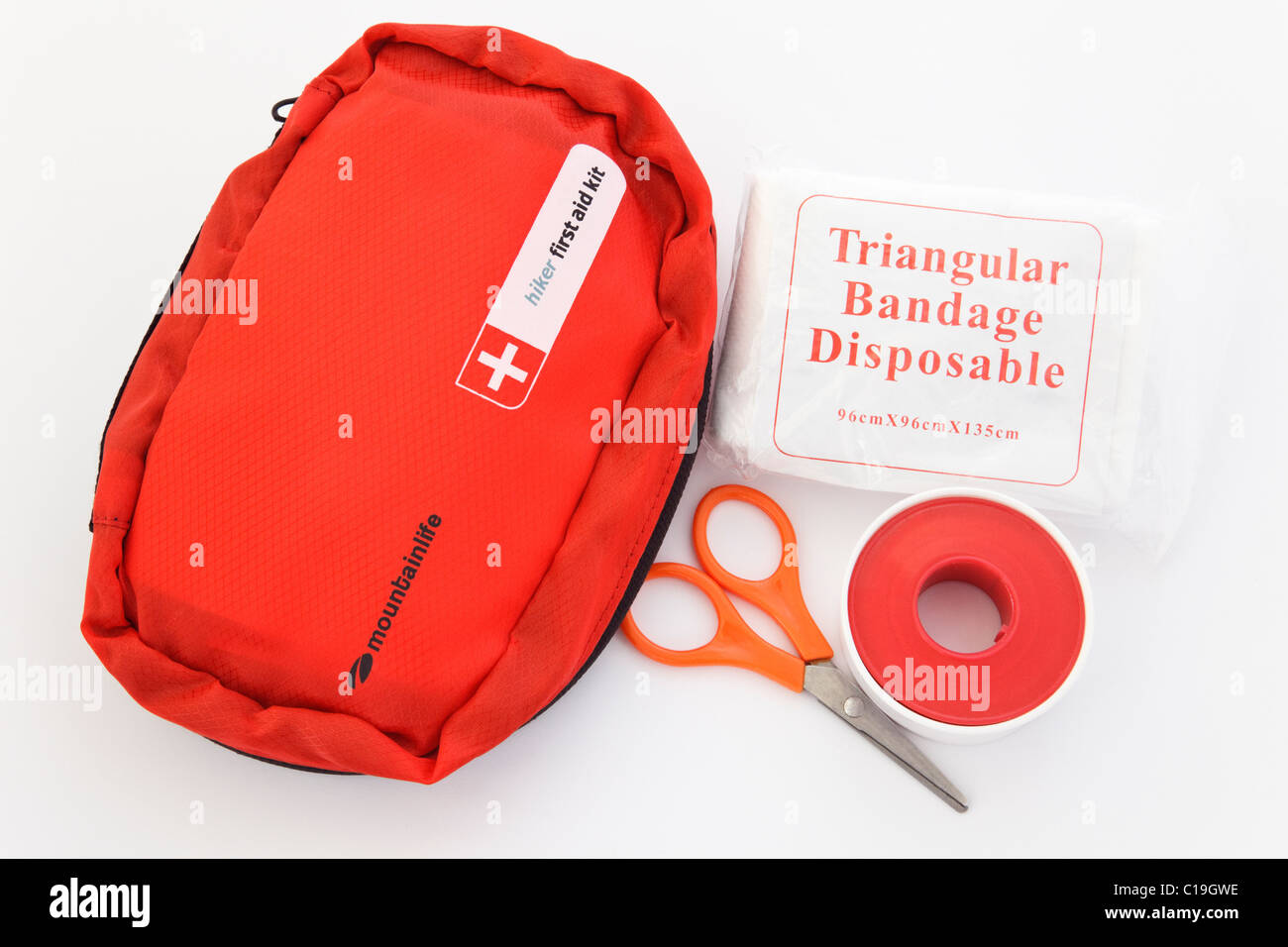 Escursionista kit di primo soccorso in un sacchetto rosso con un bendaggio triangolare pacchetto, nastro e forbici. Inghilterra, Regno Unito Foto Stock