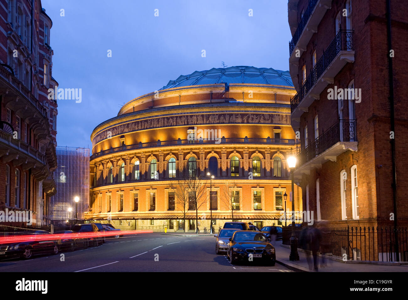 Il Royal Albert Hall al crepuscolo, Kensington Gore, South Kensington, London, England, Regno Unito Foto Stock