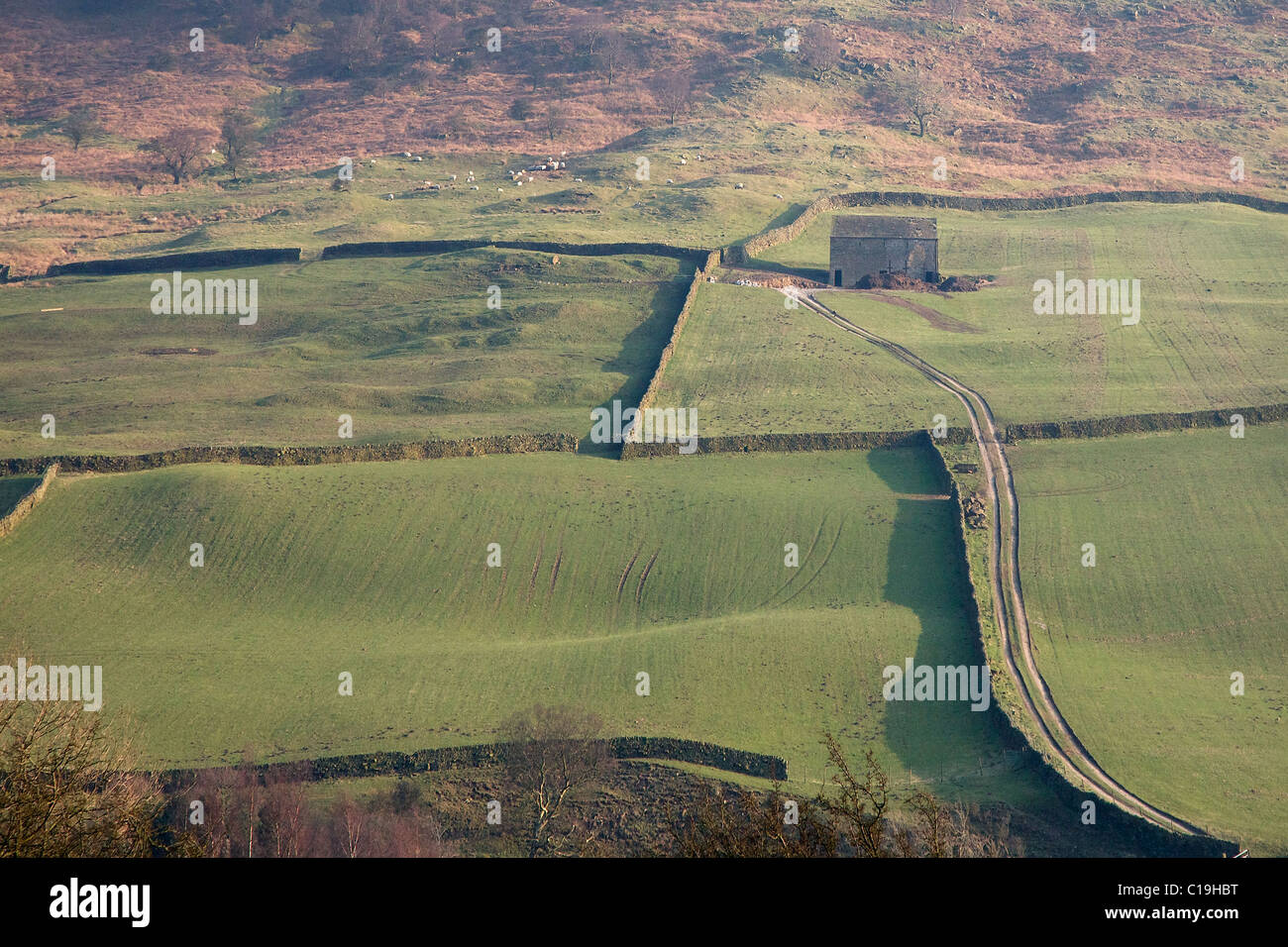 Campo granaio e via vicino a Edale nel Derbyshire Peak District sotto perdere Hill e retro Tor Foto Stock