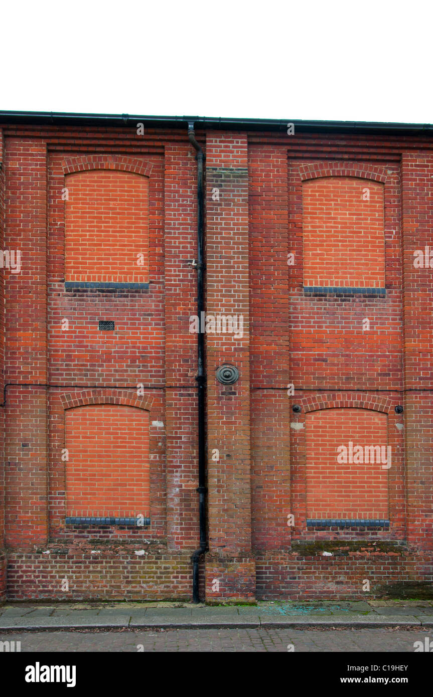 Murata di windows nella vecchia Red Brick Warehouse Foto Stock