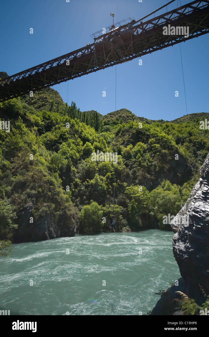 Il Bungy Jumping oltre il Fiume Kawarau, sul lago Wakatipu, Otago, Nuova Zelanda Foto Stock