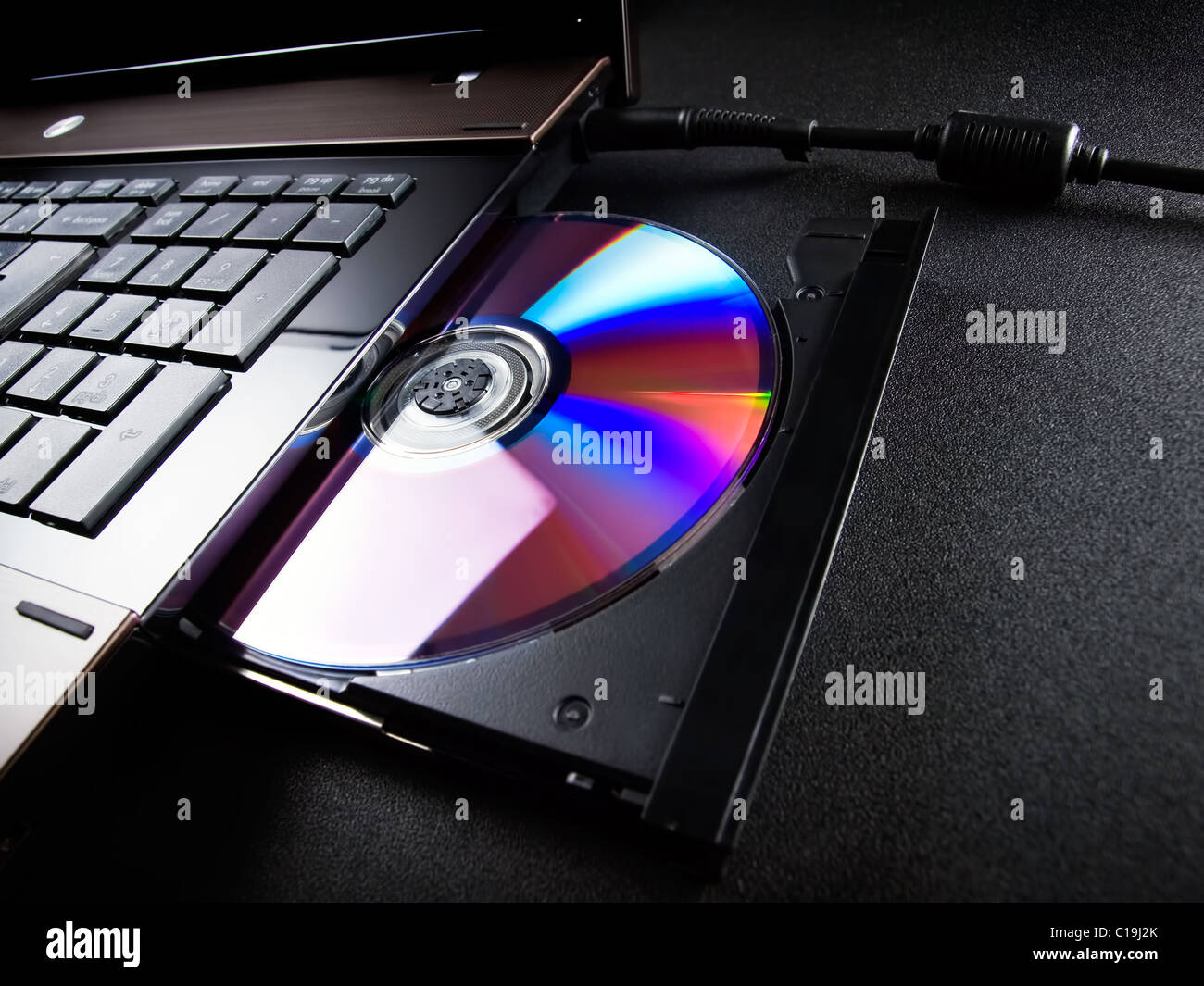 Primo piano di un lettore DVD esterno aperto collegato a un computer  notebook nero isolato su bianco Foto stock - Alamy