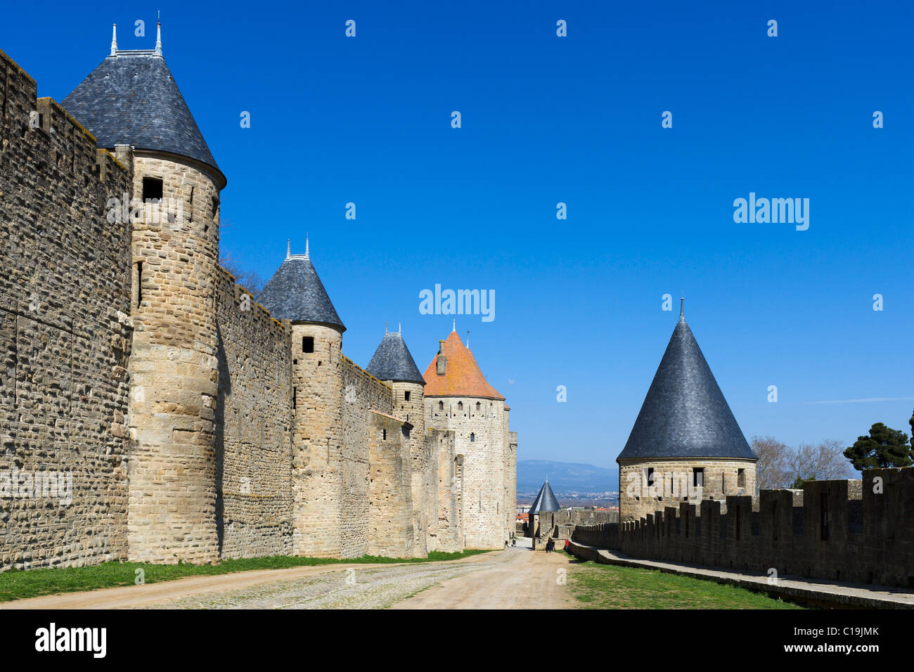 Le pareti interne nei pressi della Porte Narbonnaise nella città medievale (CITE) di Carcassonne, Languedoc, Francia Foto Stock