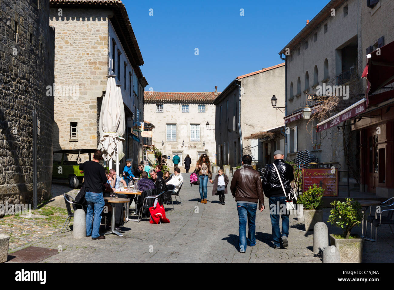 Street Cafe nel medievale città murata (CITE) di Carcassonne, Languedoc, Francia Foto Stock