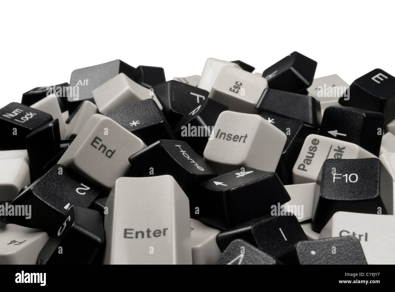 Pila di bianco e nero computer i tasti della tastiera sono isolati su sfondo bianco Foto Stock