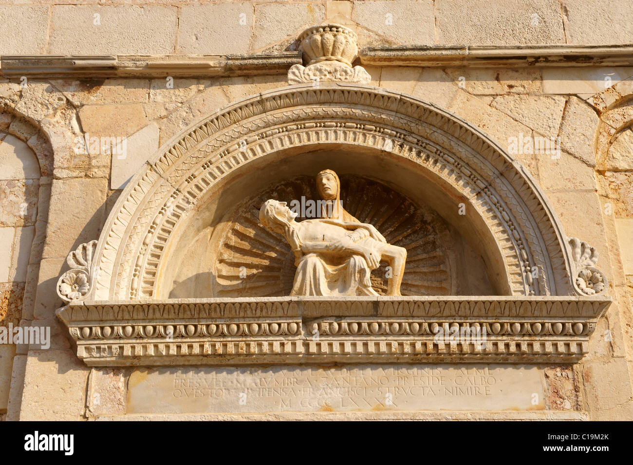 Il Toscano romanica facciata della precedente cattedrale di St Mary il Grande (Crkva svete Marije Velike), di Rab isola di Rab, Croazia Foto Stock