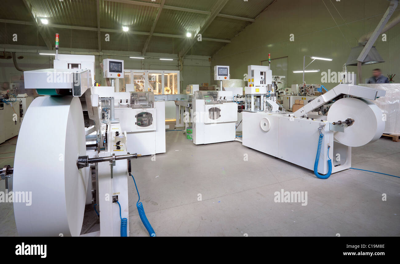 Macchine per la produzione di fazzoletti da naso e da taschino, rotoli e  tovaglioli Foto stock - Alamy