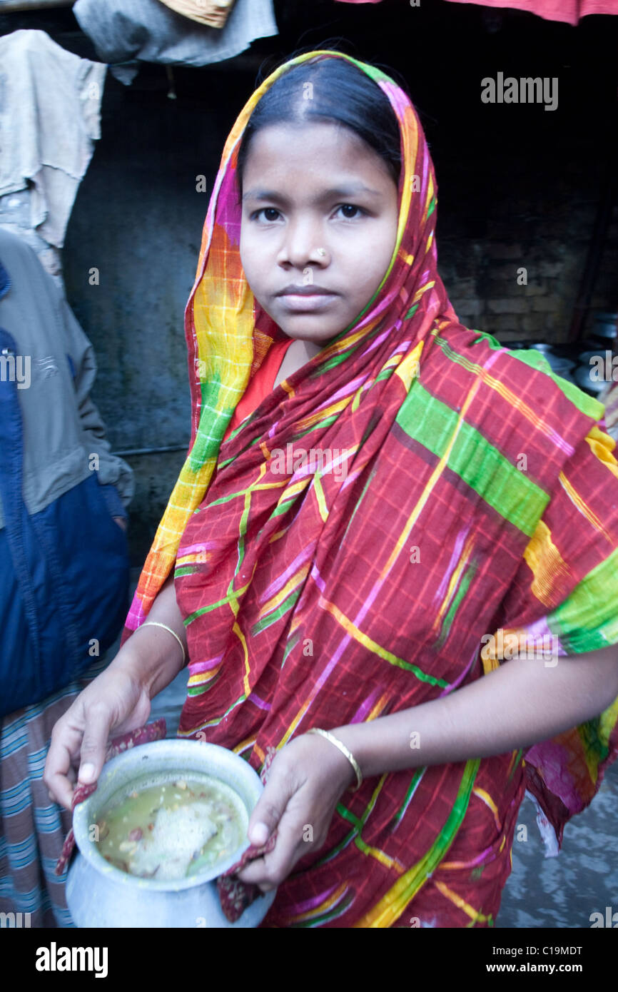 Una donna del Bangladesh con il daal ha appena cotti, ancora nella pentola, Dacca in Bangladesh Foto Stock