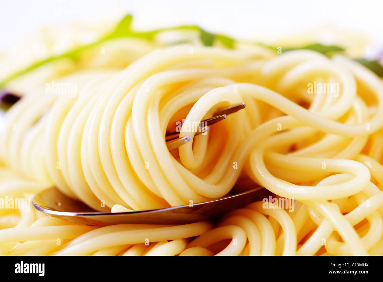 Macro shot di spaghetti twirled intorno a una forcella Foto Stock