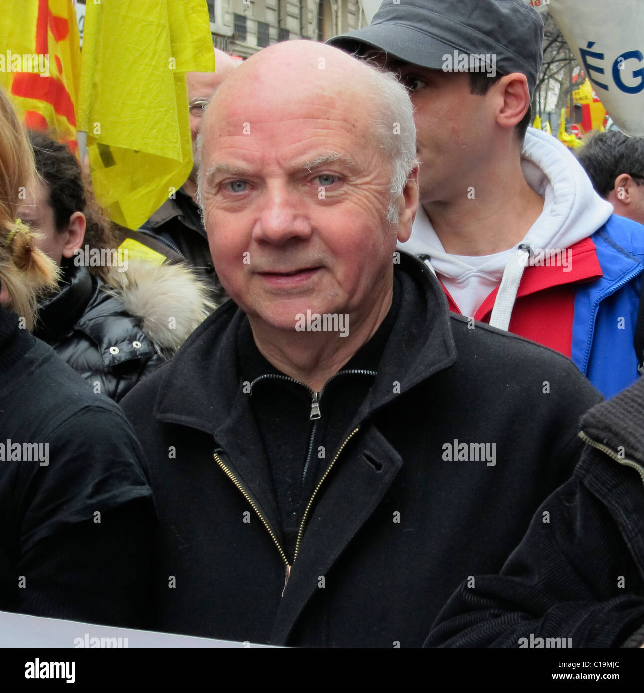 Parigi, Francia, dimostrazione di protesta contro le espulsioni forzate di alloggi, Ritratto del famoso sacerdote cattolico dissidenti, « Jacques Gaillot » Foto Stock