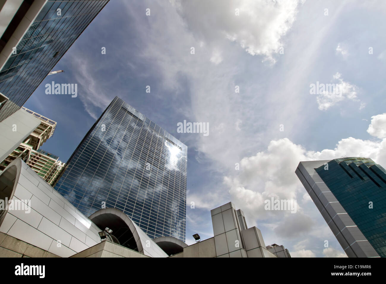 Edifici moderni contro il cielo blu a Singapore il Quartiere Finanziario Foto Stock