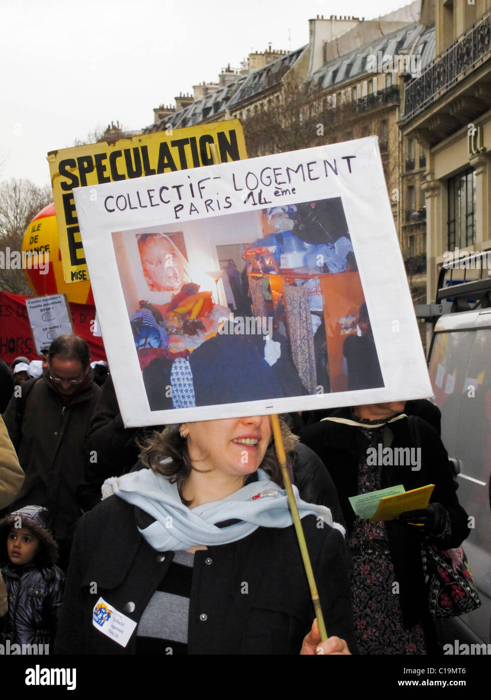 Parigi, Francia, dimostrazione di protesta contro le espulsioni forzate di abitazioni, donna con cartelli di protesta con foto indecenti Foto Stock