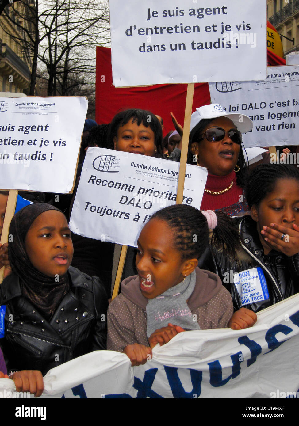 Parigi, Francia, massa migrante africana, dimostrazione di protesta contro le espulsioni di alloggi forzati, bambini con segnali di protesta famiglia marcia su strada, protesta di immigrati, famiglia di immigrati [africana] Foto Stock