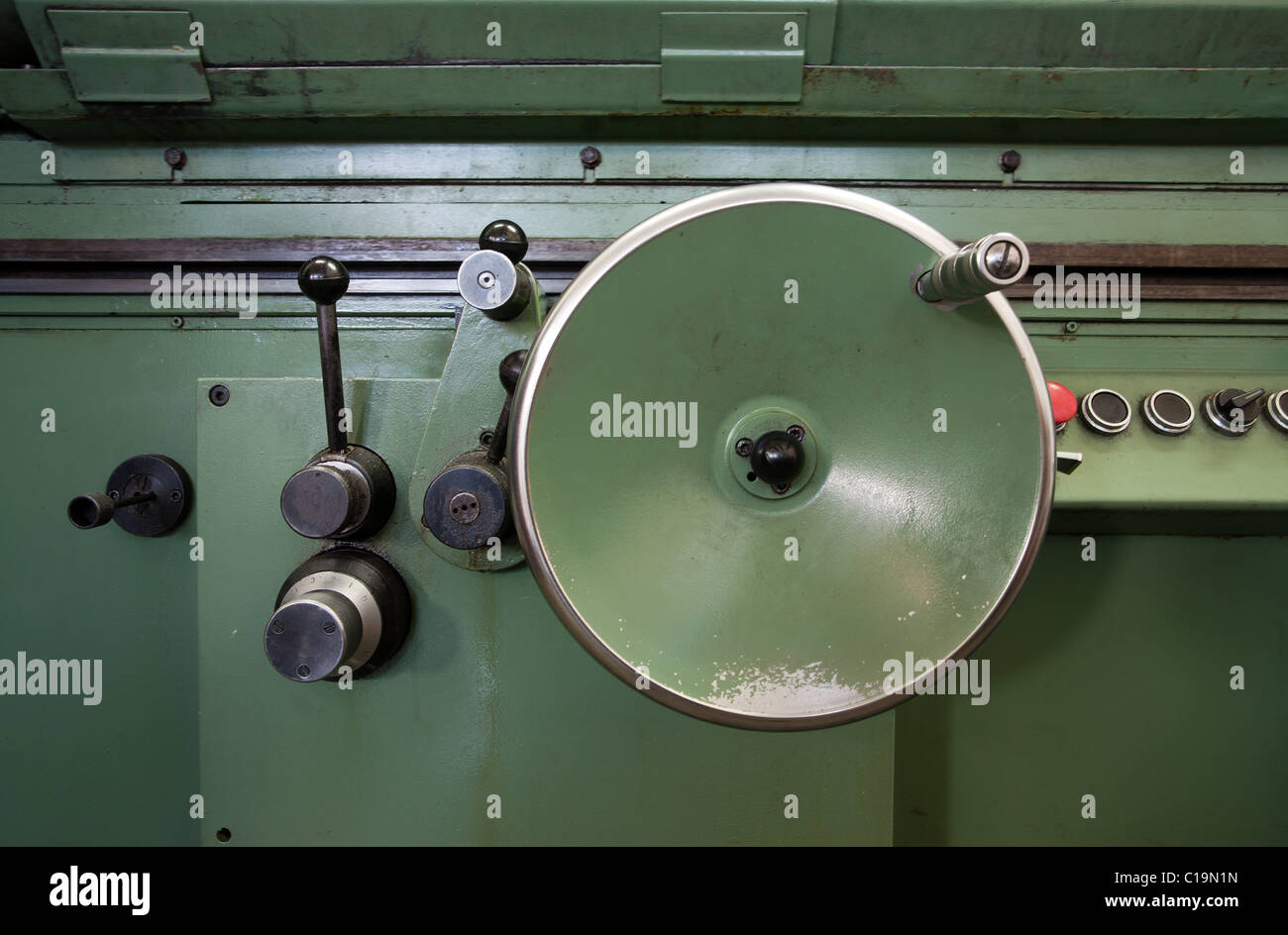 Vecchia macchina verde per la produzione di strumenti e parti simili per altre macchine. Foto Stock