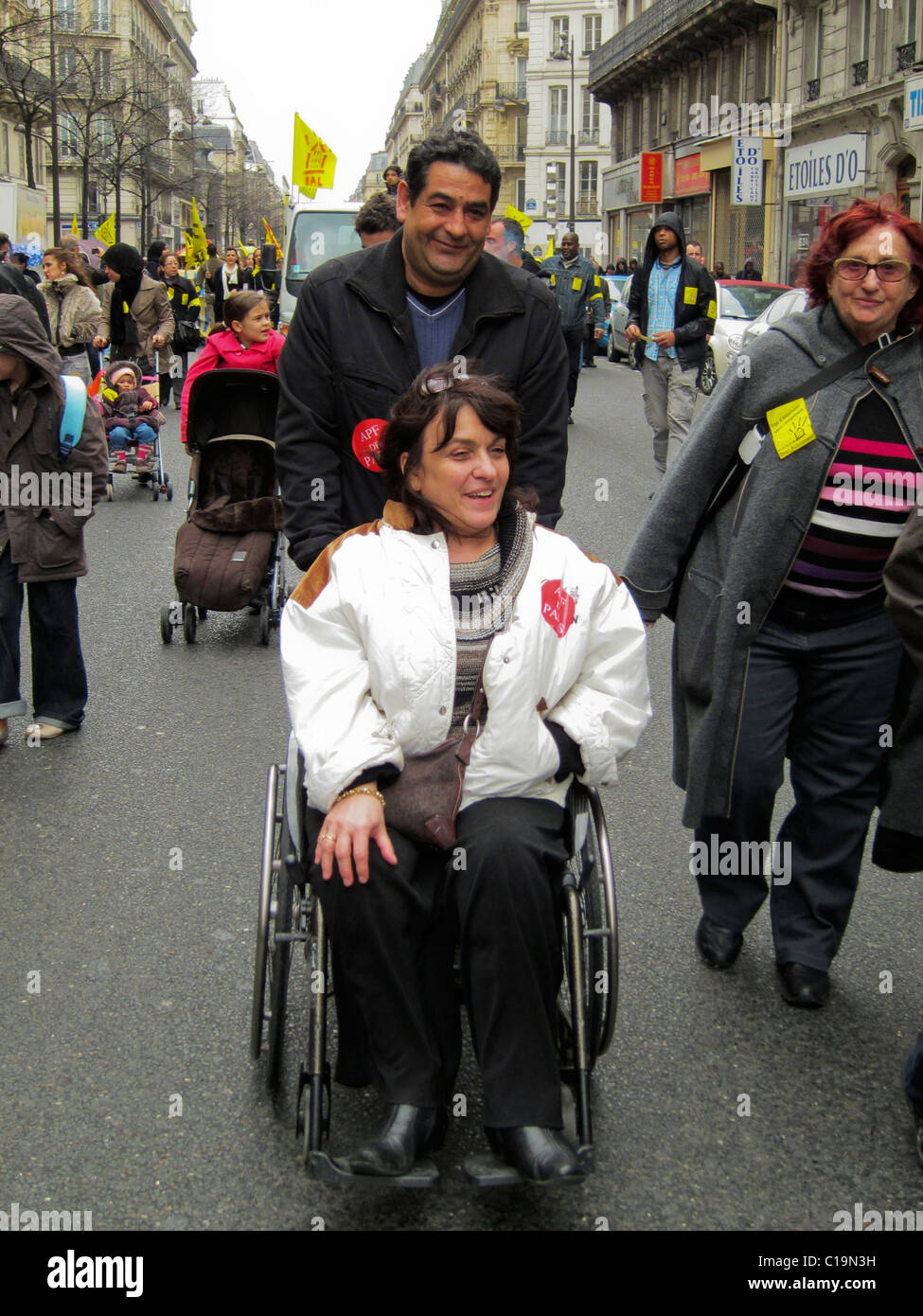 Parigi, Francia, Handicapped Woman in Street Demonstration protesta contro le espulsioni di abitazioni, seduta su sedie a rotelle, essere aiutata, strada Parigi di giorno Foto Stock