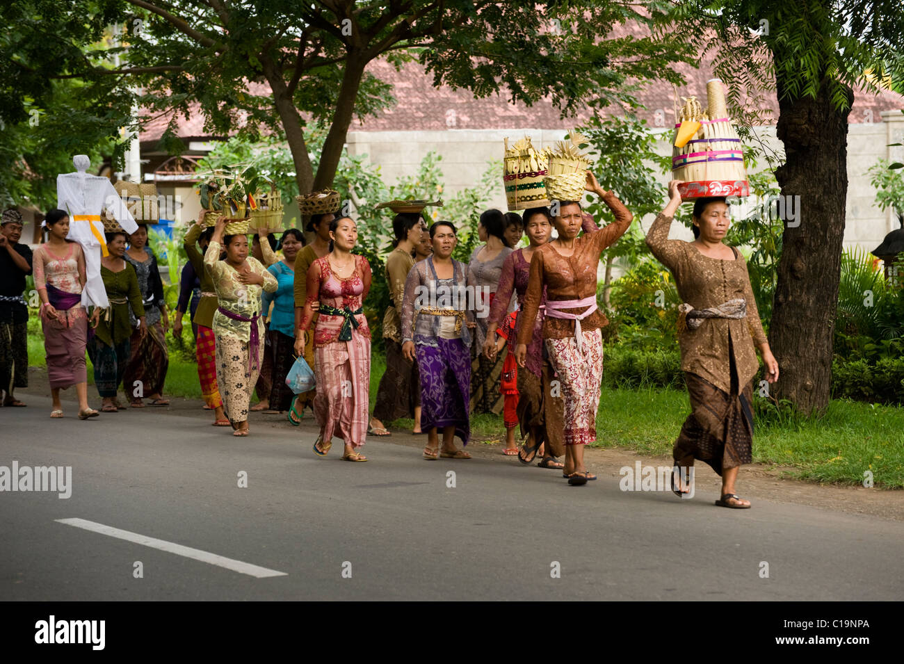 Una cerimonia di cremazione ha avuto luogo nel villaggio di Pemuteran, Bali. Una processione per il sito di cremazione inizia la cerimonia. Foto Stock