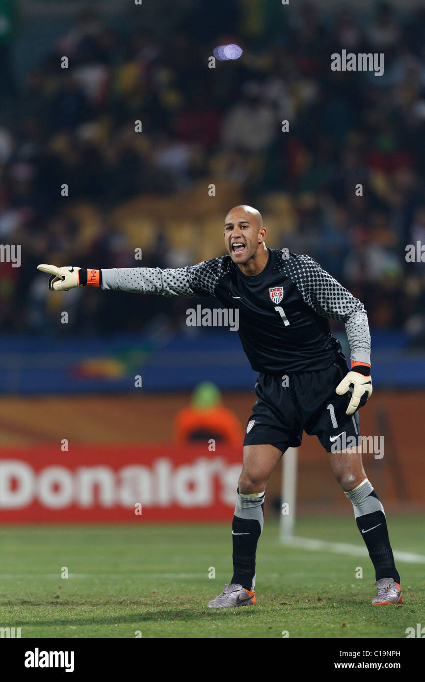 Stati Uniti il portiere Tim Howard dirige la sua difesa durante la Coppa del Mondo FIFA round di 16 match contro il Ghana il 26 giugno 2010. Foto Stock