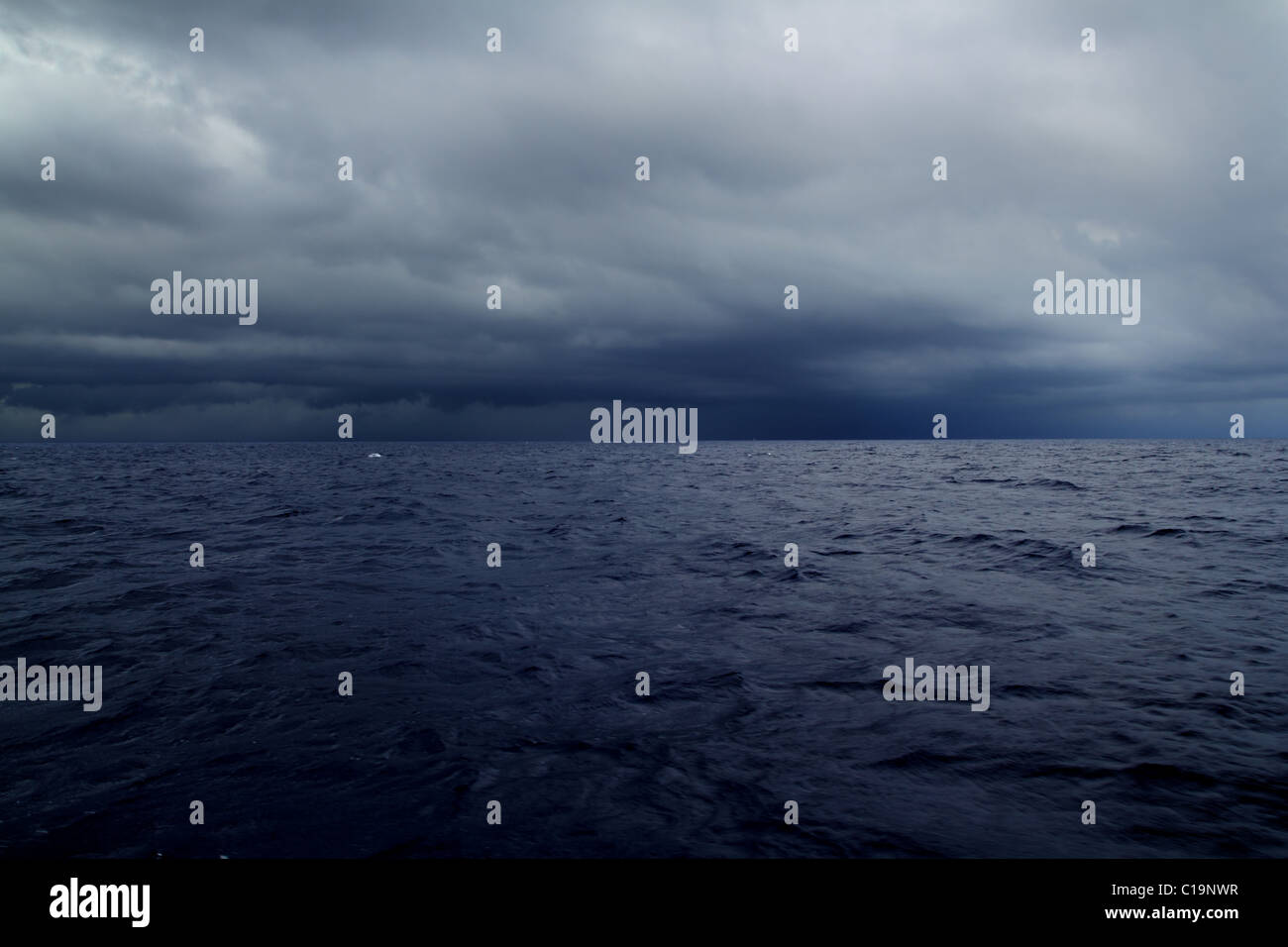 Nuvoloso tempestoso giorno nel blu mare oceano seascape Foto Stock