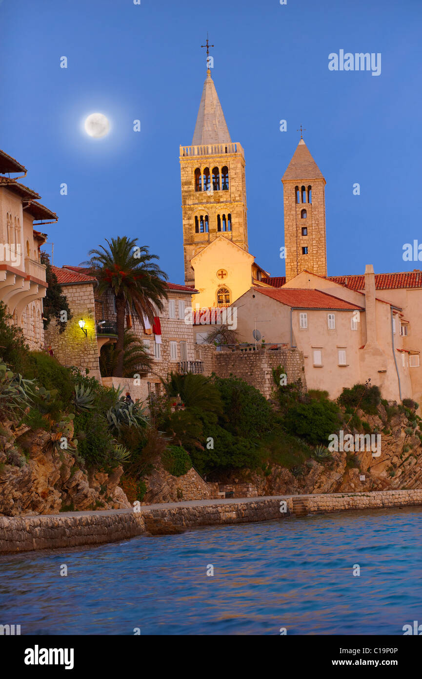 La città medievale e scogliere Rab di notte. Isola di Rab, Craotia Foto Stock