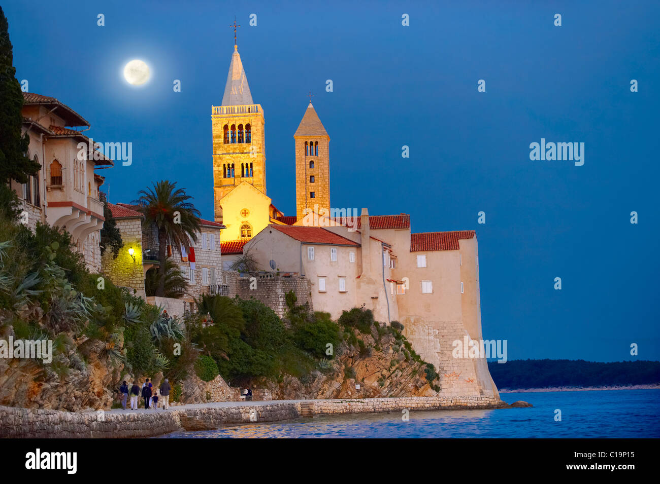 La città medievale e scogliere Rab di notte. Isola di Rab, Craotia Foto Stock
