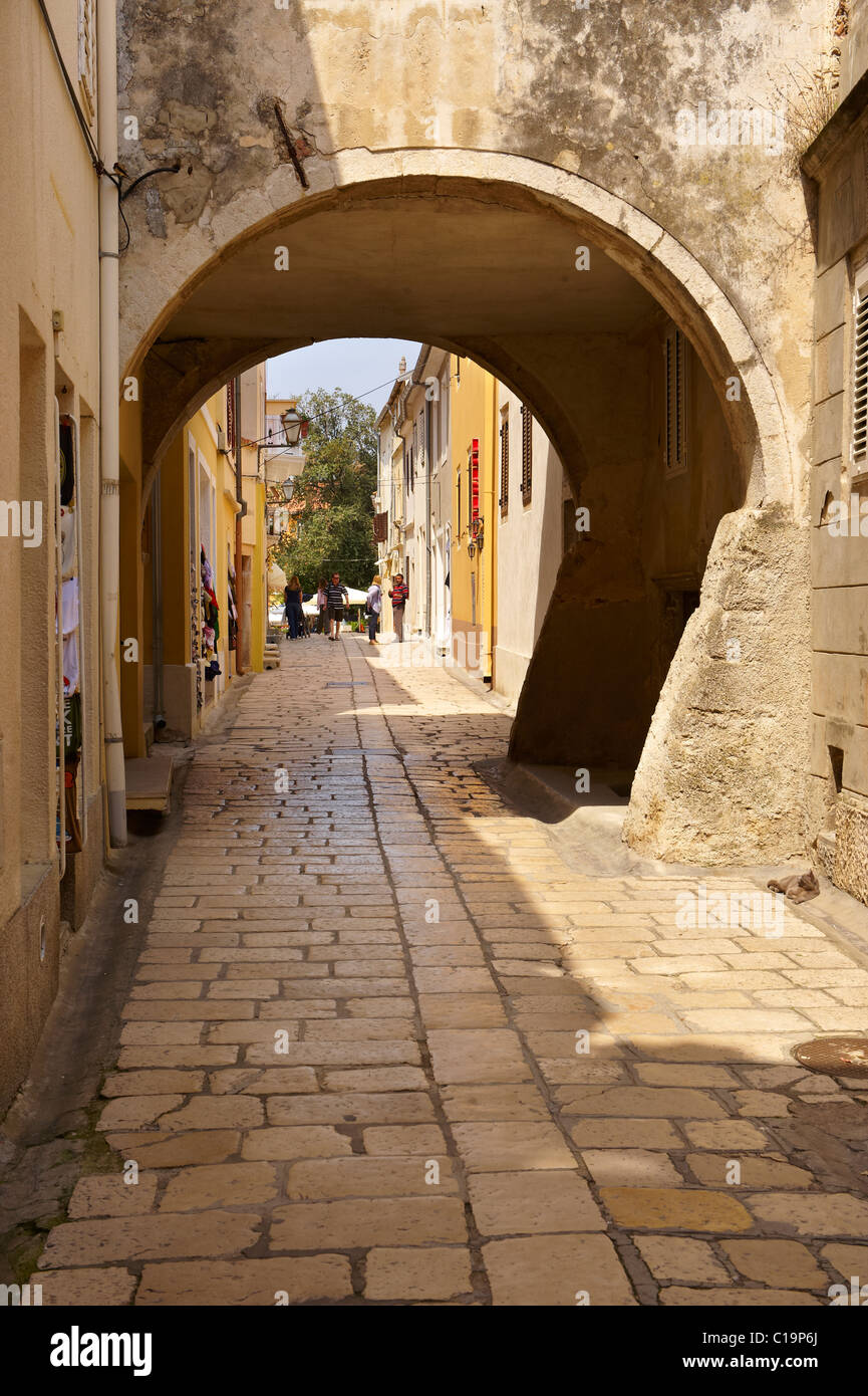 Strette stradine della città di Rab, isola di Rab, Craotia Foto Stock