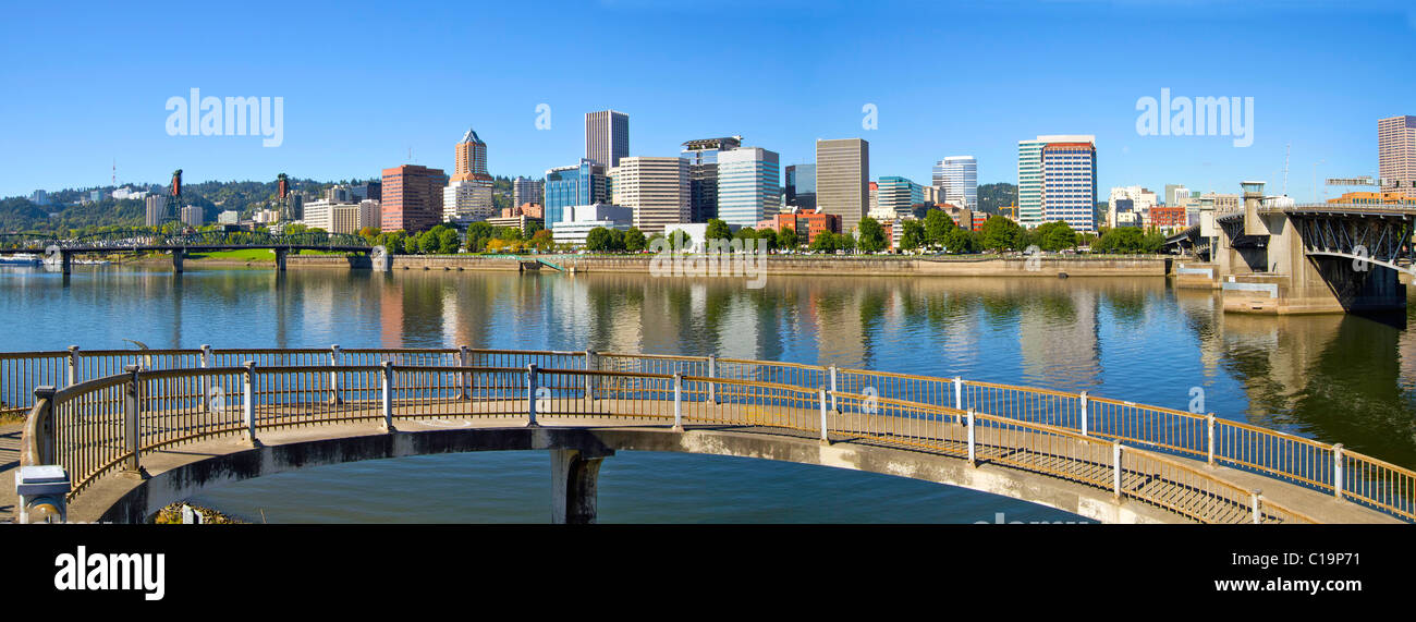 Portland Oregon skyline del centro e Hawthorne Ponte Panorama di riflessione 2 Foto Stock