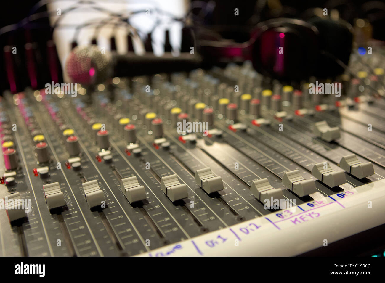 Controlli a cursore sul mixaggio audio scrivania in un teatro concert hall Foto Stock