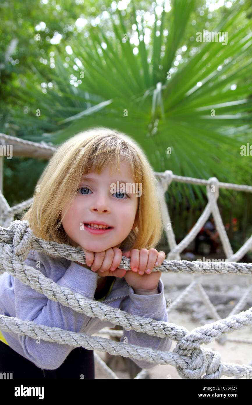 Avventura felice bionda bambina a jungle park ponte di corde Foto stock -  Alamy