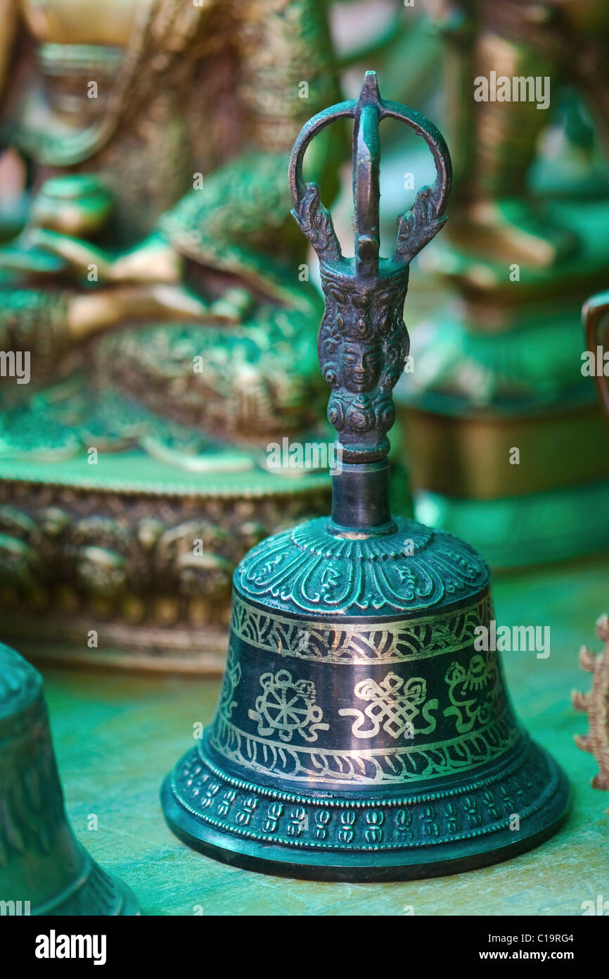Preghiera tibetano Campana, chiamato anche il Drilbu, in vendita nel negozio, India del Sud Foto Stock