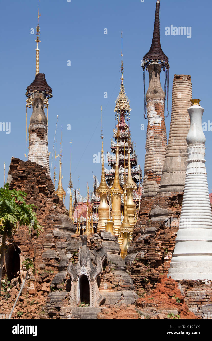 Shwe Inn Thein Paya, Indein, Birmania. Meteo-battuto zedi buddista costruito nel XVII e XVIII secolo danneggiato dal terremoto del 1975. Foto Stock