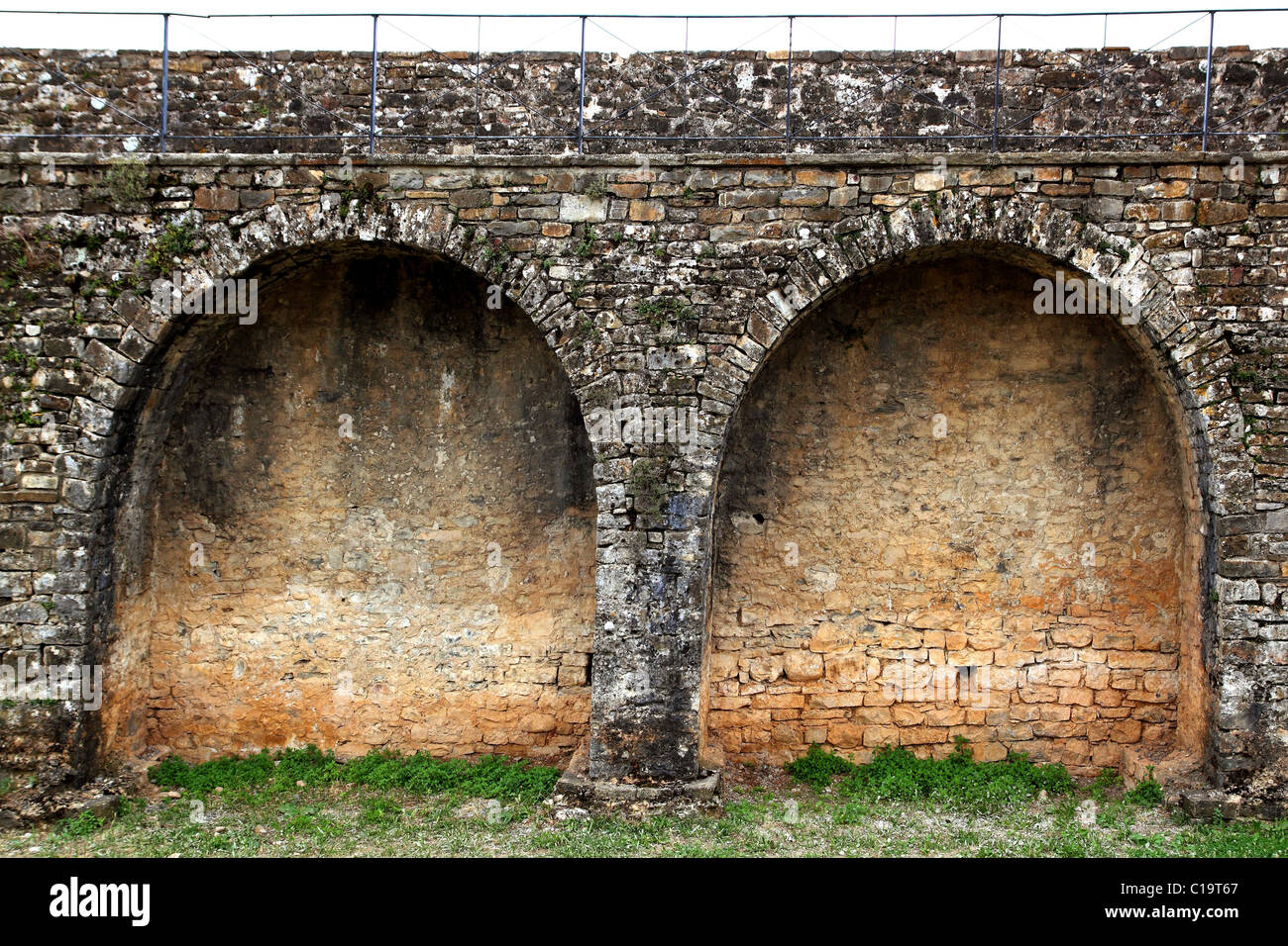 Castello fort parete in Ainsa village Pirenei Aragonesi Huesca Spagna Foto Stock