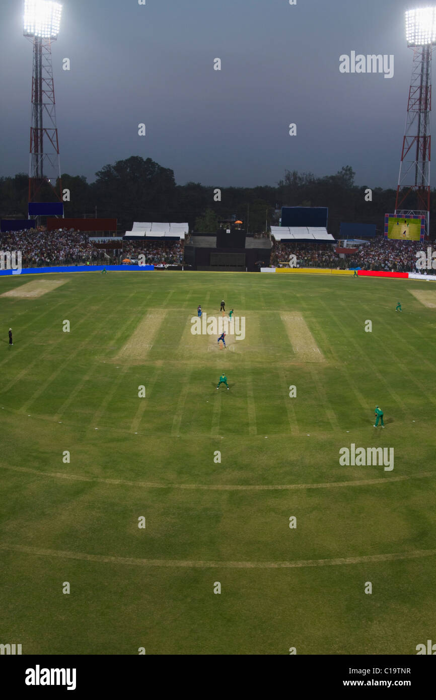 Partita di Cricket in corso sotto i washer, Capitano Roop Singh Stadium, Gwalior, Madhya Pradesh, India Foto Stock
